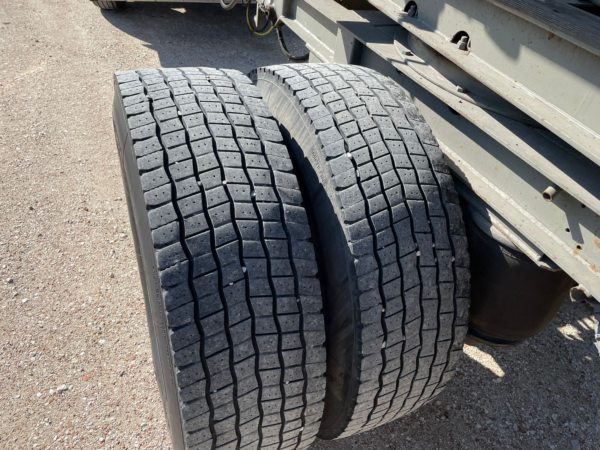 VOLVO FH 12 460 CON CASSONE RIB.BIL. 8 TON in vendita - foto 9