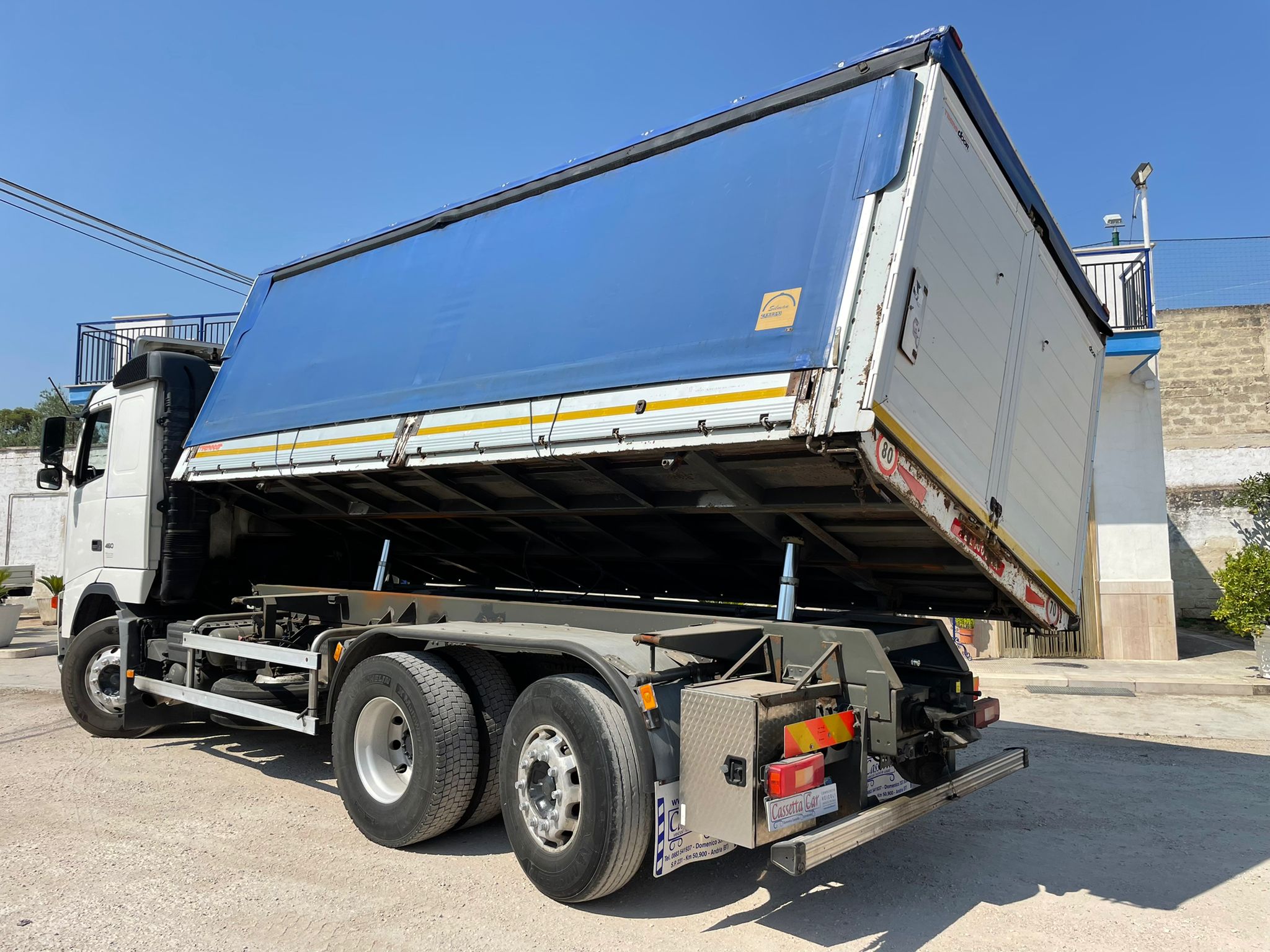 VOLVO FH 12 460 CON CASSONE RIB.BIL. 8 TON in vendita - foto 2