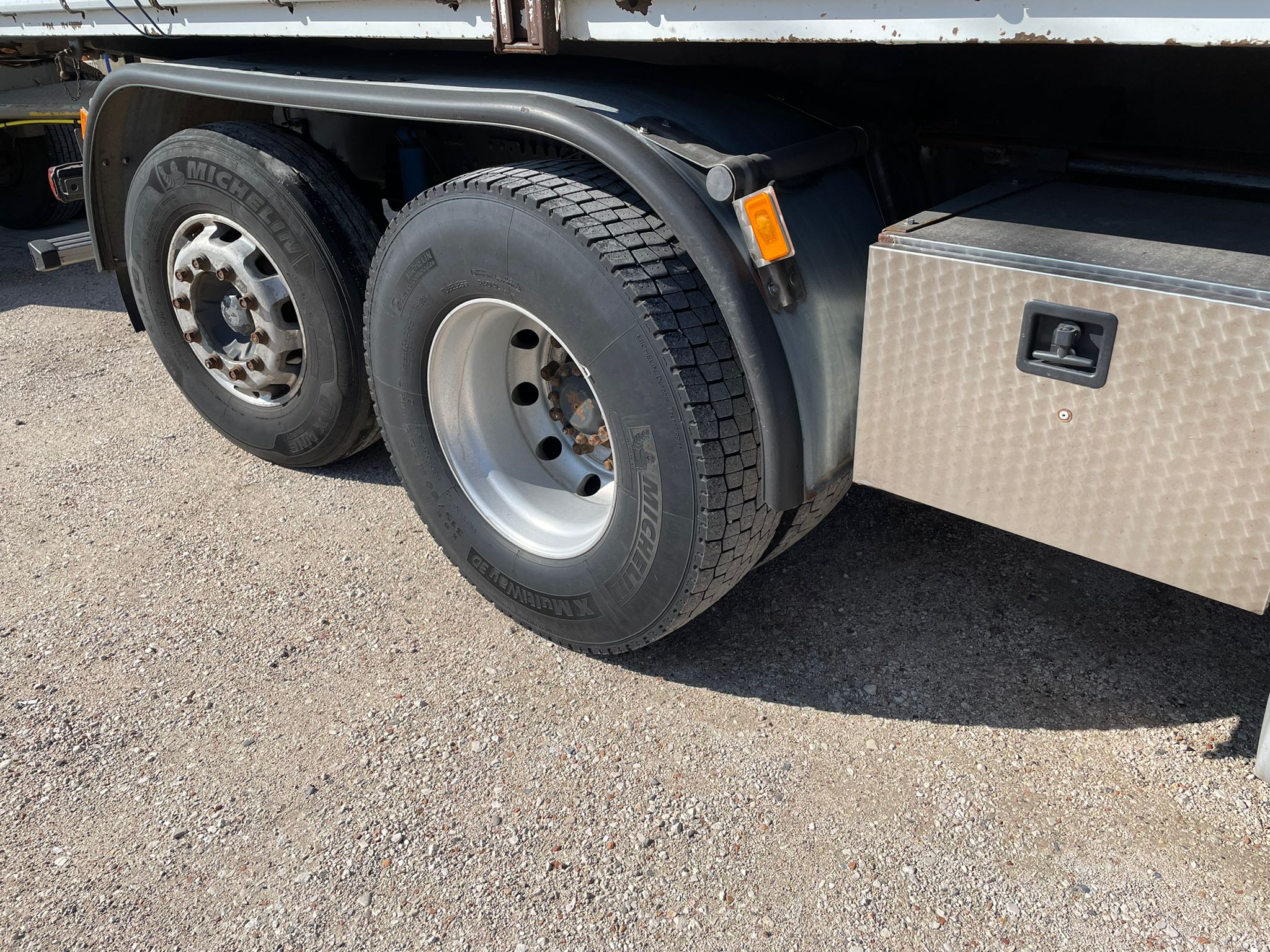 VOLVO FH 12 460 CON CASSONE RIB.BIL. 8 TON in vendita - foto 6