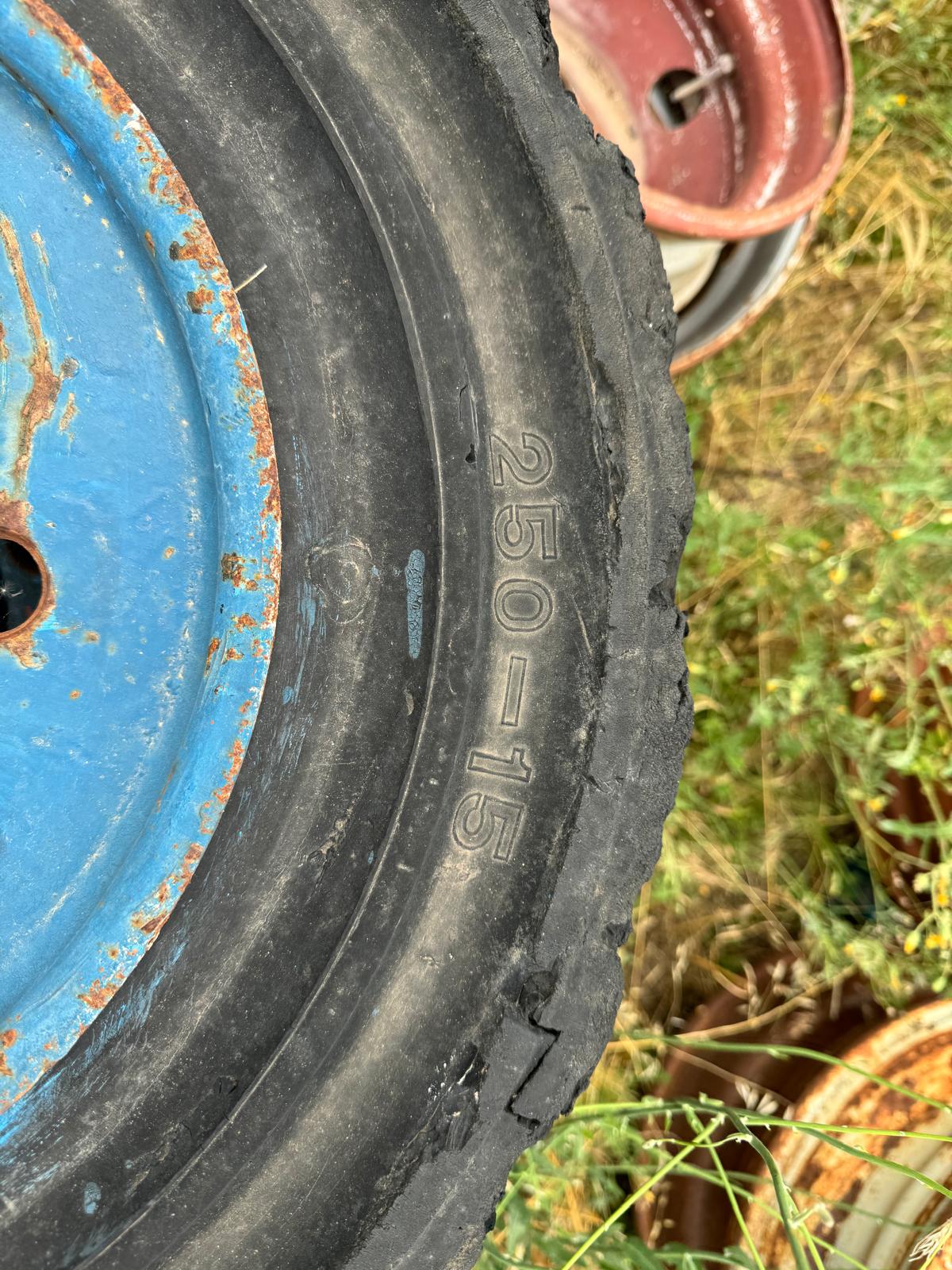 N.4 GOMME PIENE X MULETTO MISURE 250-15 CERCHIO 10 FORI in vendita - foto 4