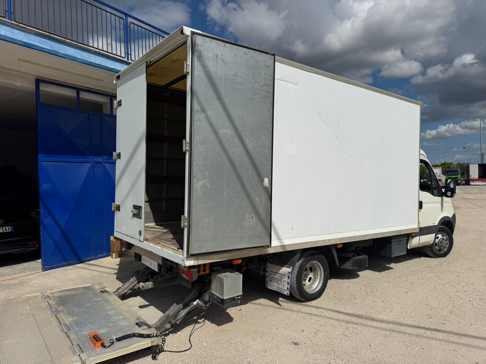 IVECO DAILY 35C18 CON PEDANA RETRATTILE in vendita - foto 2