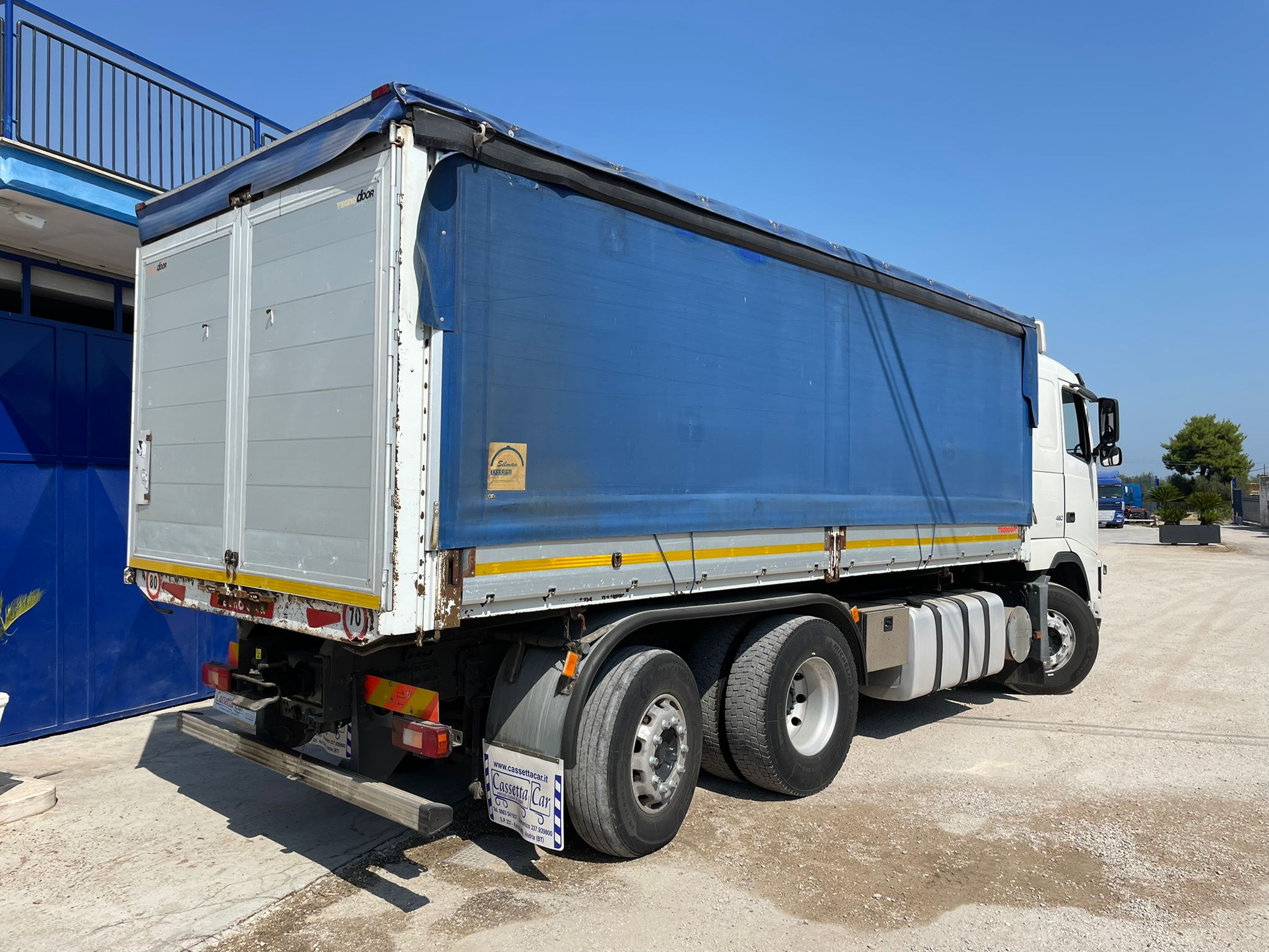 VOLVO FH 12 460 CON CASSONE RIB.BIL. 8 TON in vendita - foto 3