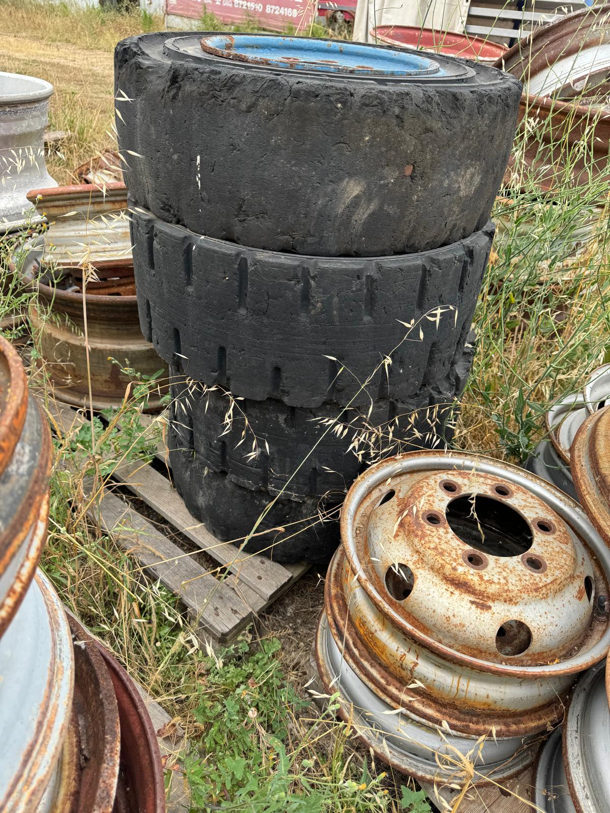 N.4 GOMME PIENE X MULETTO MISURE 250-15 CERCHIO 10 FORI in vendita - foto 2