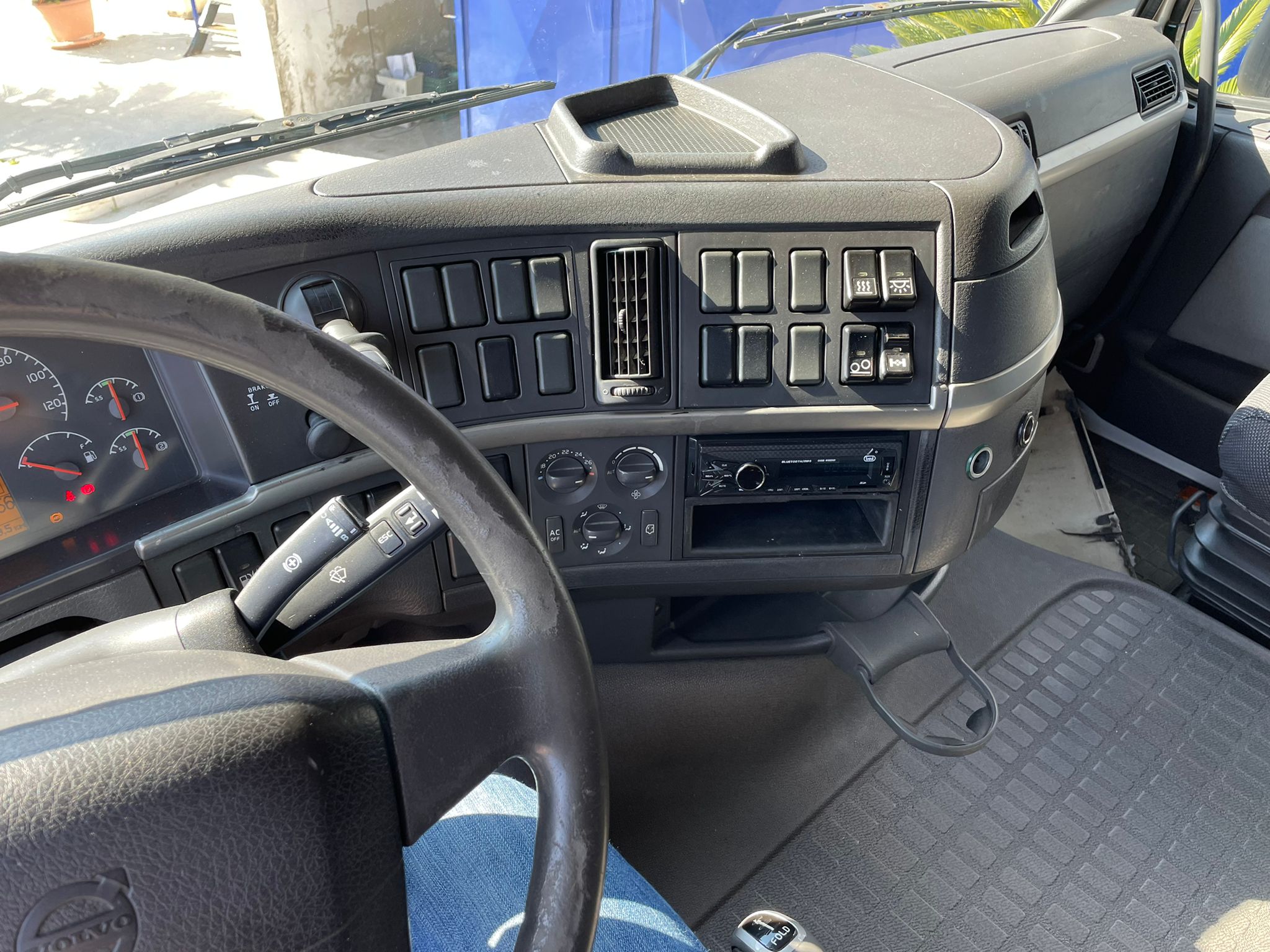 VOLVO FH 12 460 CON CASSONE RIB.BIL. 8 TON in vendita - foto 4