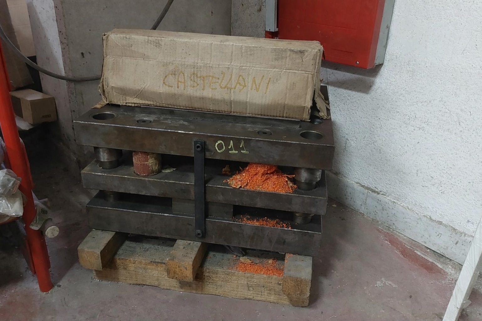 Matrice di stampaggio stampo metallo per asole in vendita - foto 1