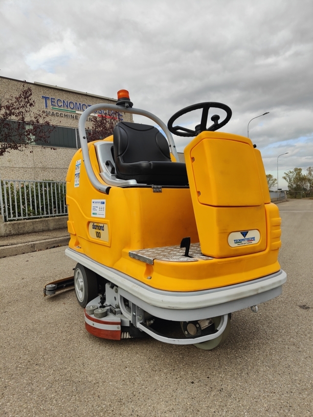 Lavapavimenti Adiatek Diamond 100 - ride -on scrubber in vendita - foto 1