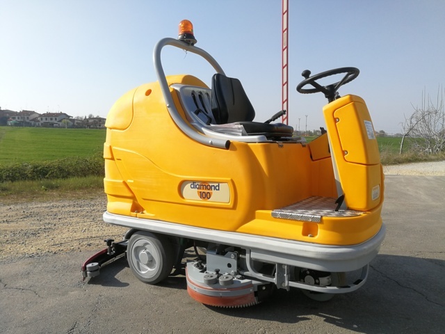Lavapavimenti Adiatek Diamond 100 - ride -on scrubber in vendita - foto 2