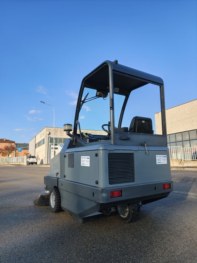 Spazzatrice motoscopa Karcher KM 130/300 in vendita - foto 6