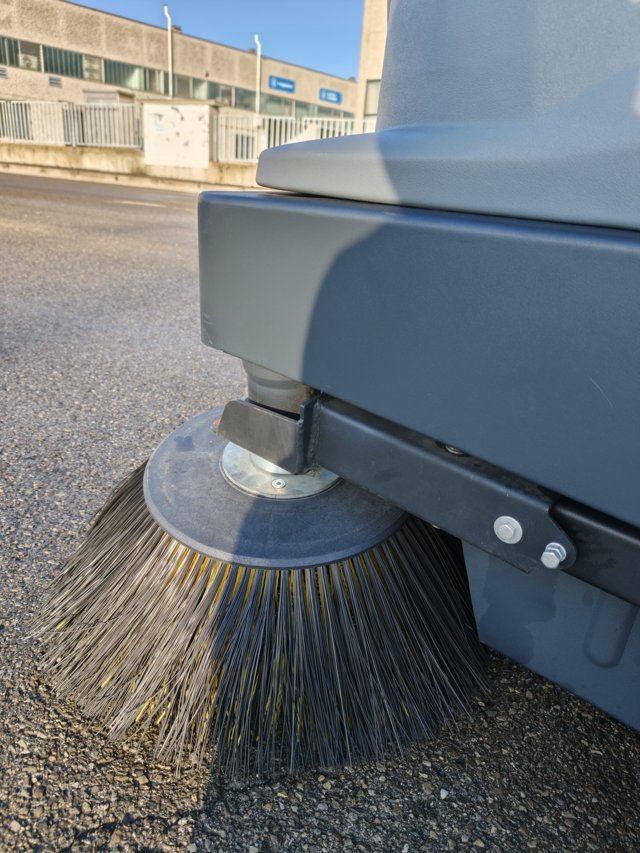 Spazzatrice motoscopa Karcher KM 130/300 in vendita - foto 9