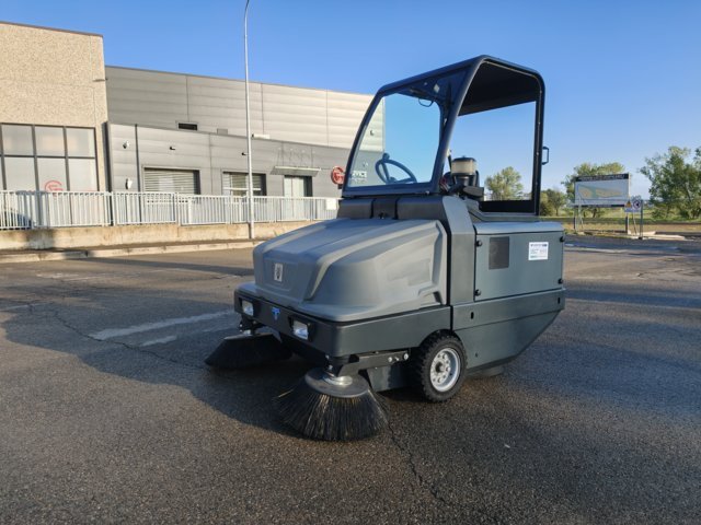 Spazzatrice motoscopa Karcher KM 130/300 in vendita - foto 11