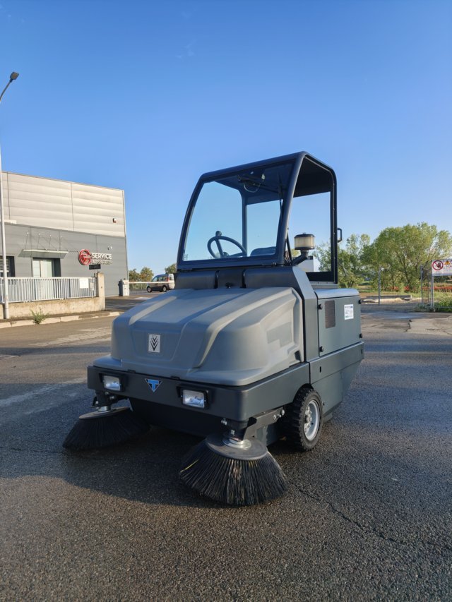 Spazzatrice motoscopa Karcher KM 130/300 in vendita - foto 1