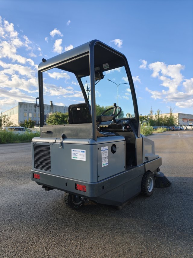 Spazzatrice motoscopa Karcher KM 130/300 in vendita - foto 5