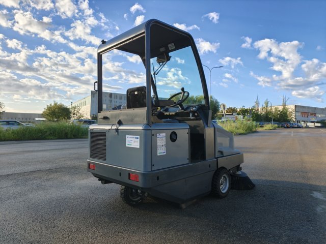 Spazzatrice motoscopa Karcher KM 130/300 in vendita - foto 8