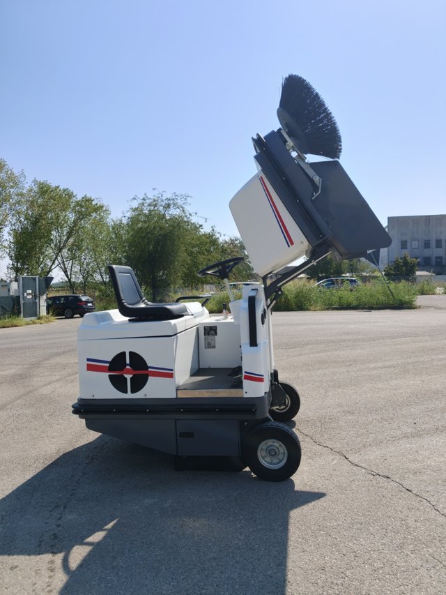 Spazzatrice motoscopa Dulevo 1300 EH in vendita - foto 5