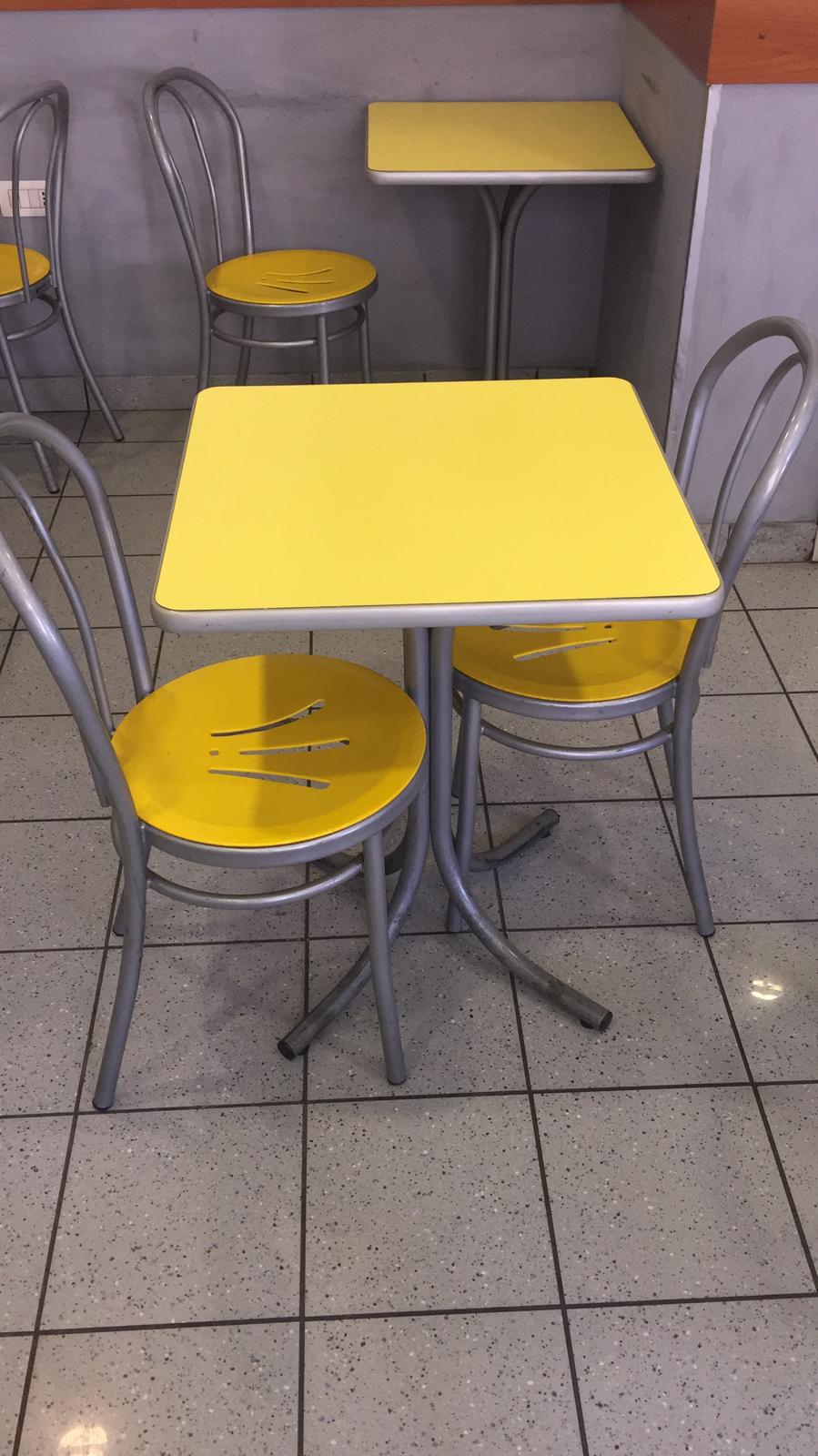VENDO SEDIE E TAVOLINI BAR in vendita - foto 1