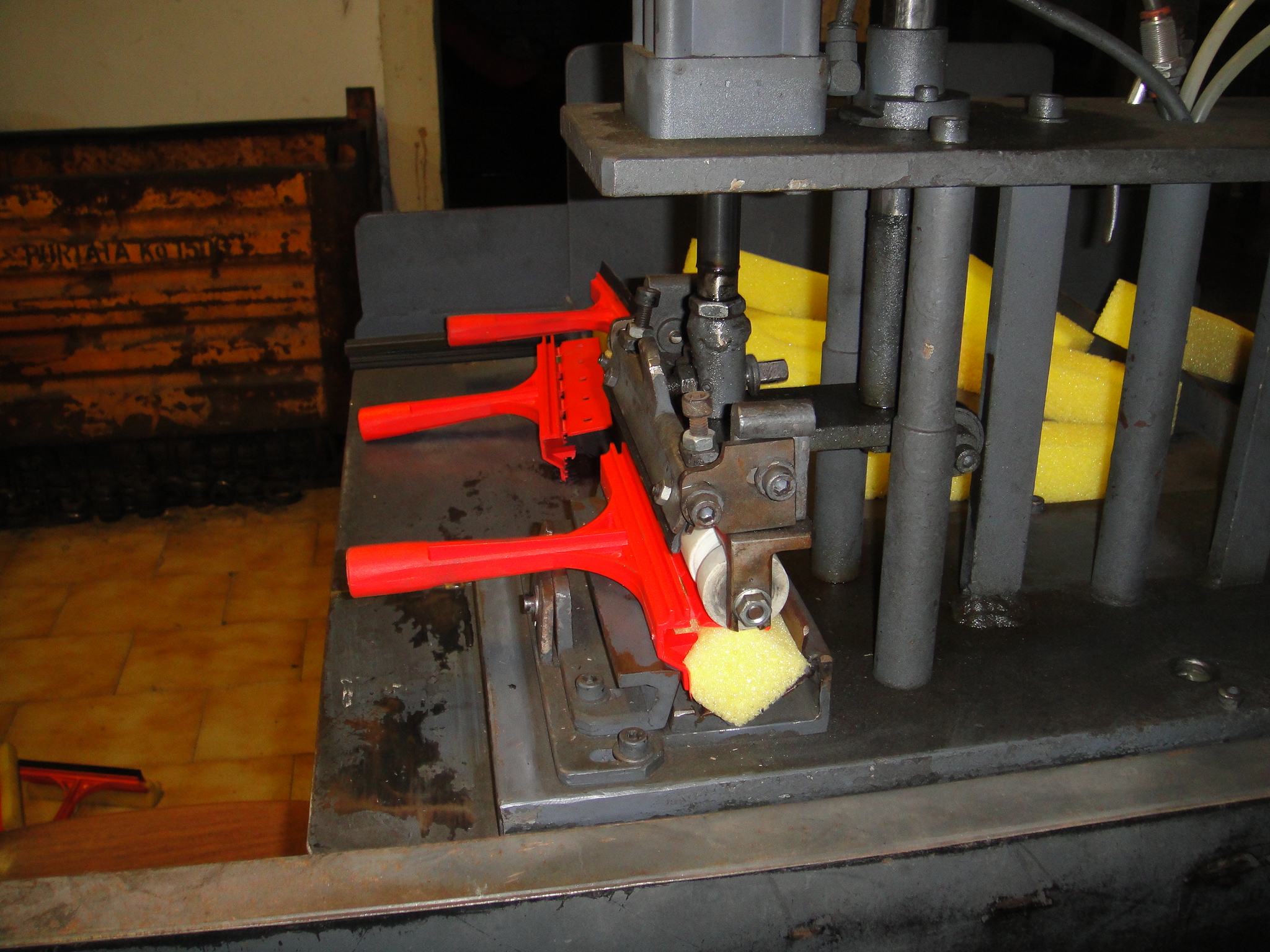 Produzione Tergivetro Plastica con gomma e spugna in vendita - foto 9