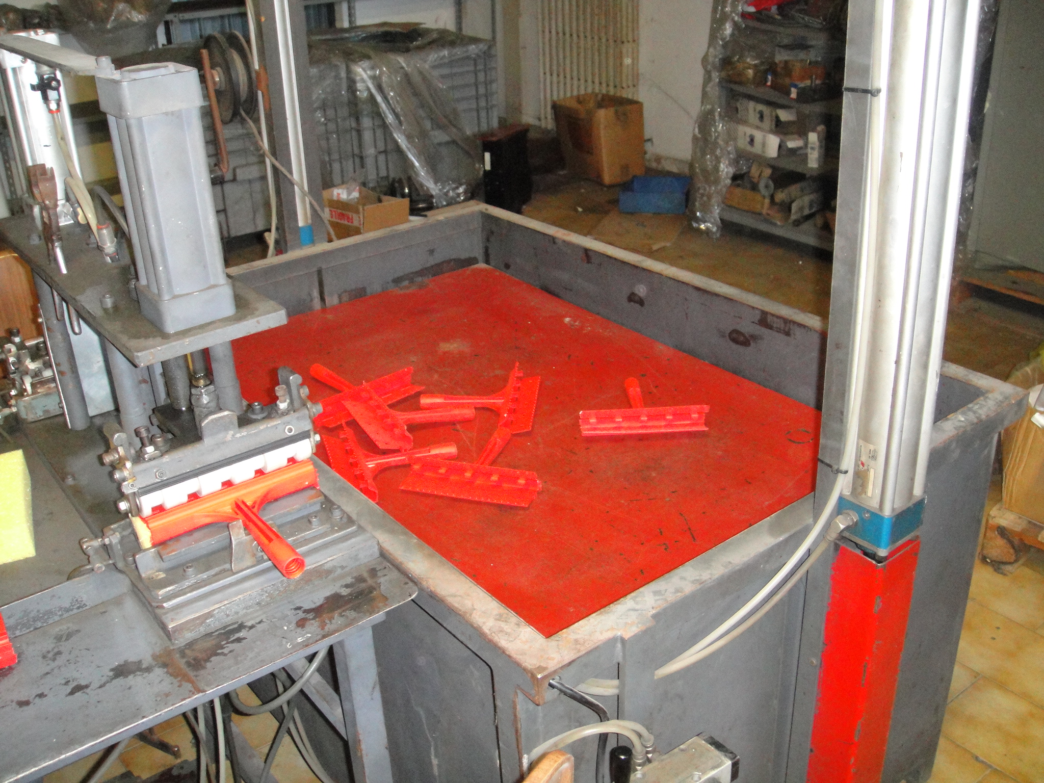Produzione Tergivetro Plastica con gomma e spugna in vendita - foto 7
