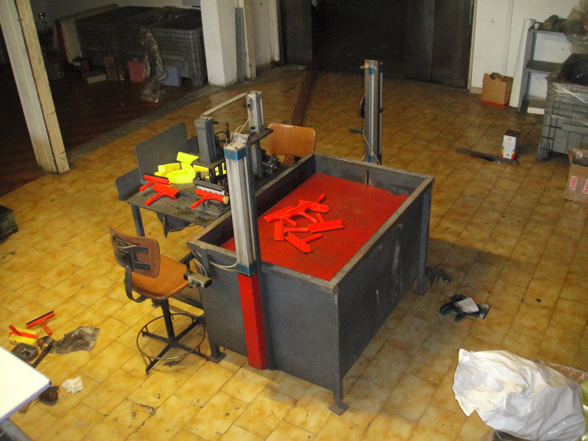Produzione Tergivetro Plastica con gomma e spugna in vendita - foto 8