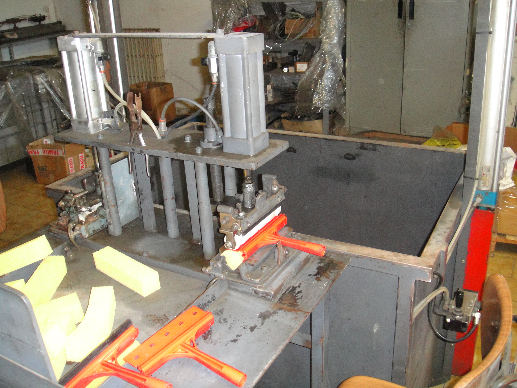 Produzione Tergivetro Plastica con gomma e spugna in vendita - foto 6