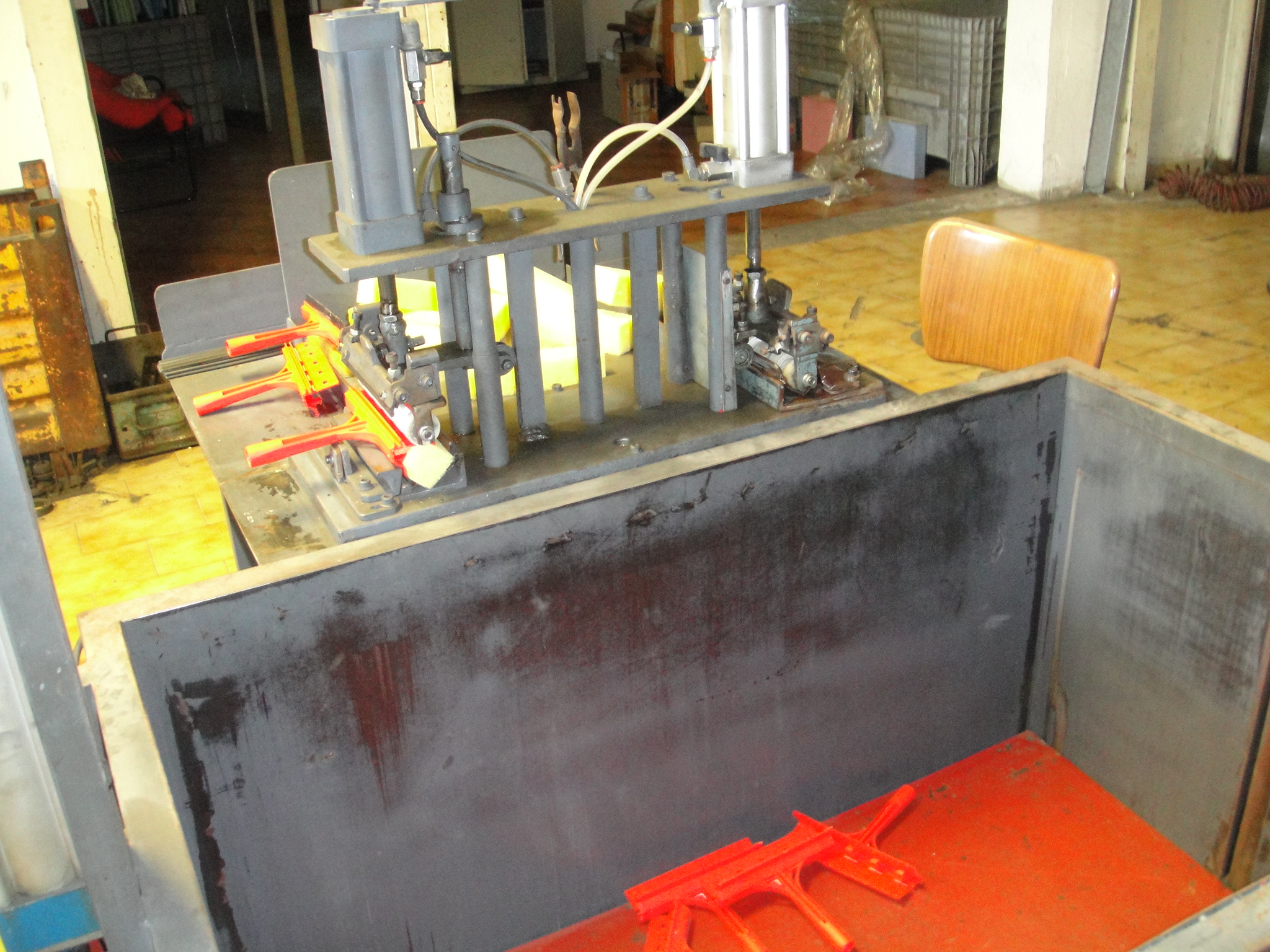 Produzione Tergivetro Plastica con gomma e spugna in vendita - foto 5