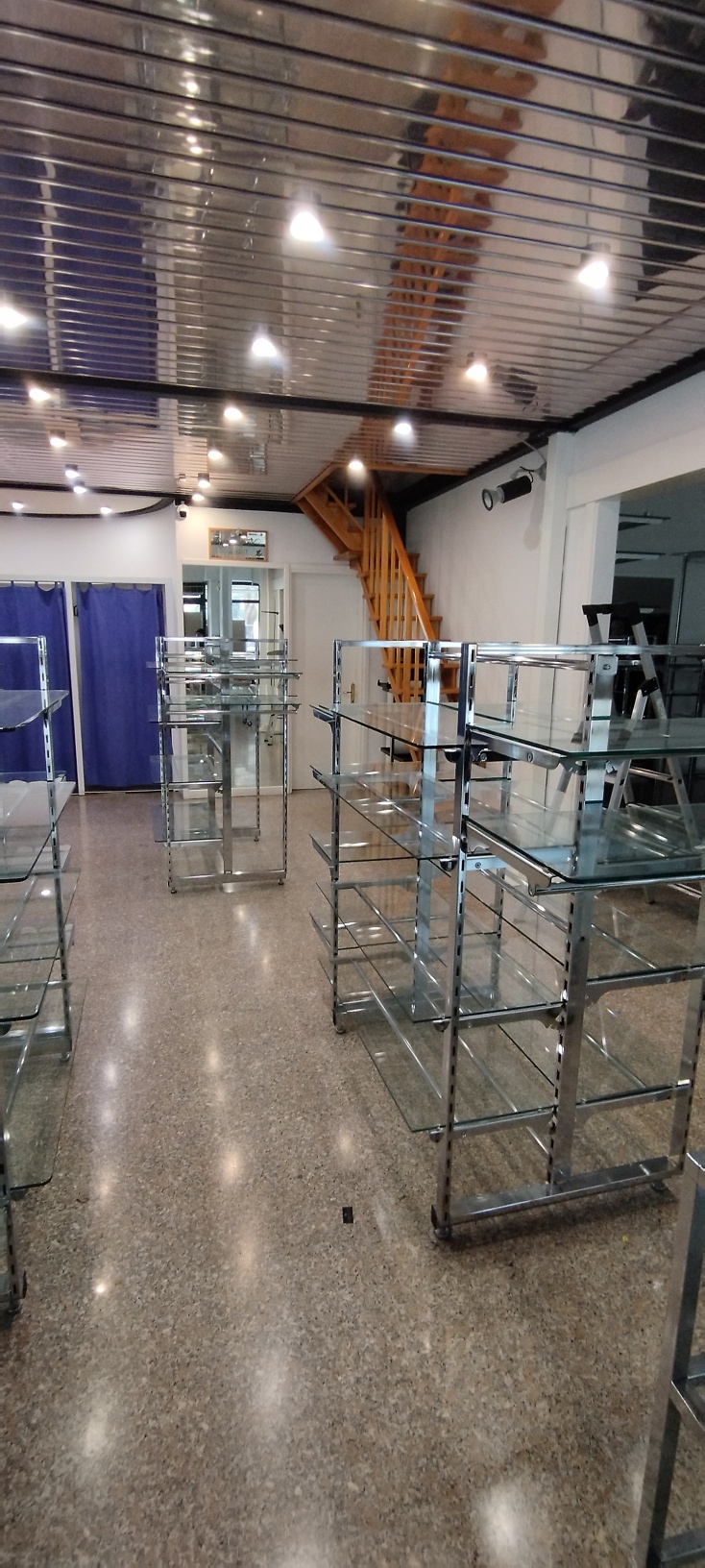 ARREDAMENTO NEGOZIO DI ABBIGLIAMENTO in vendita - foto 3