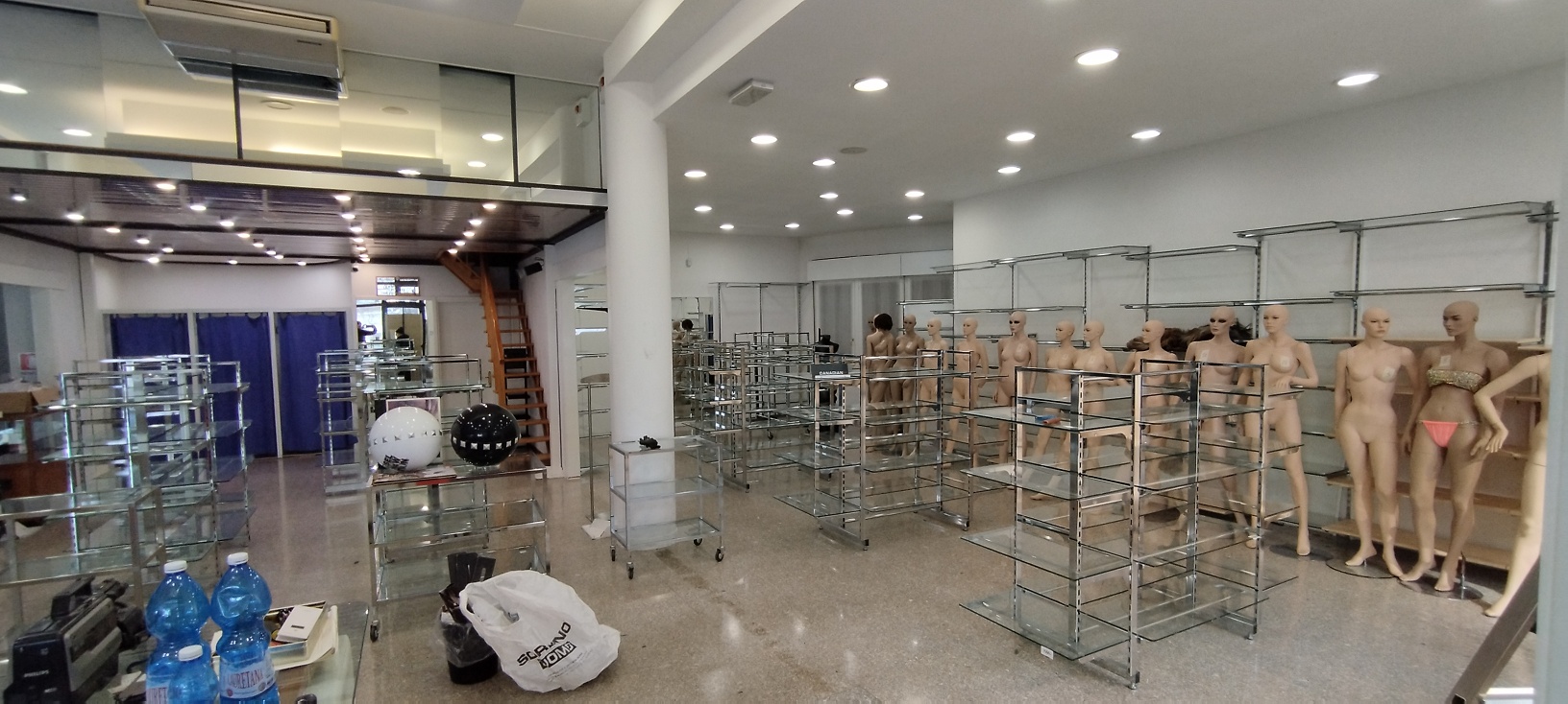 ARREDAMENTO NEGOZIO DI ABBIGLIAMENTO in vendita - foto 7