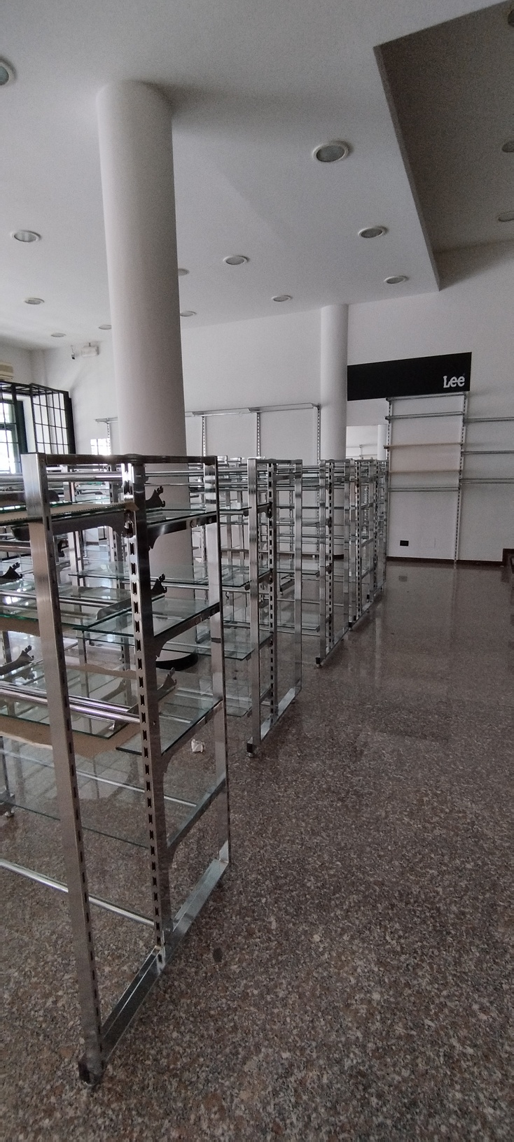 ARREDAMENTO NEGOZIO DI ABBIGLIAMENTO in vendita - foto 2