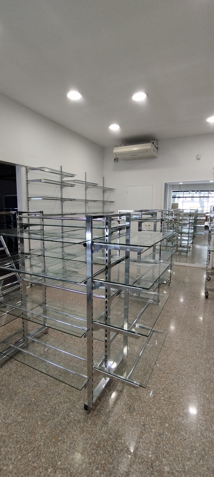 ARREDAMENTO NEGOZIO DI ABBIGLIAMENTO in vendita - foto 5