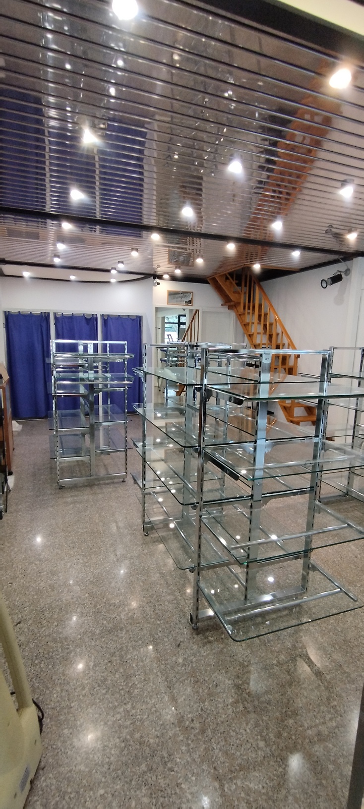 ARREDAMENTO NEGOZIO DI ABBIGLIAMENTO in vendita - foto 4