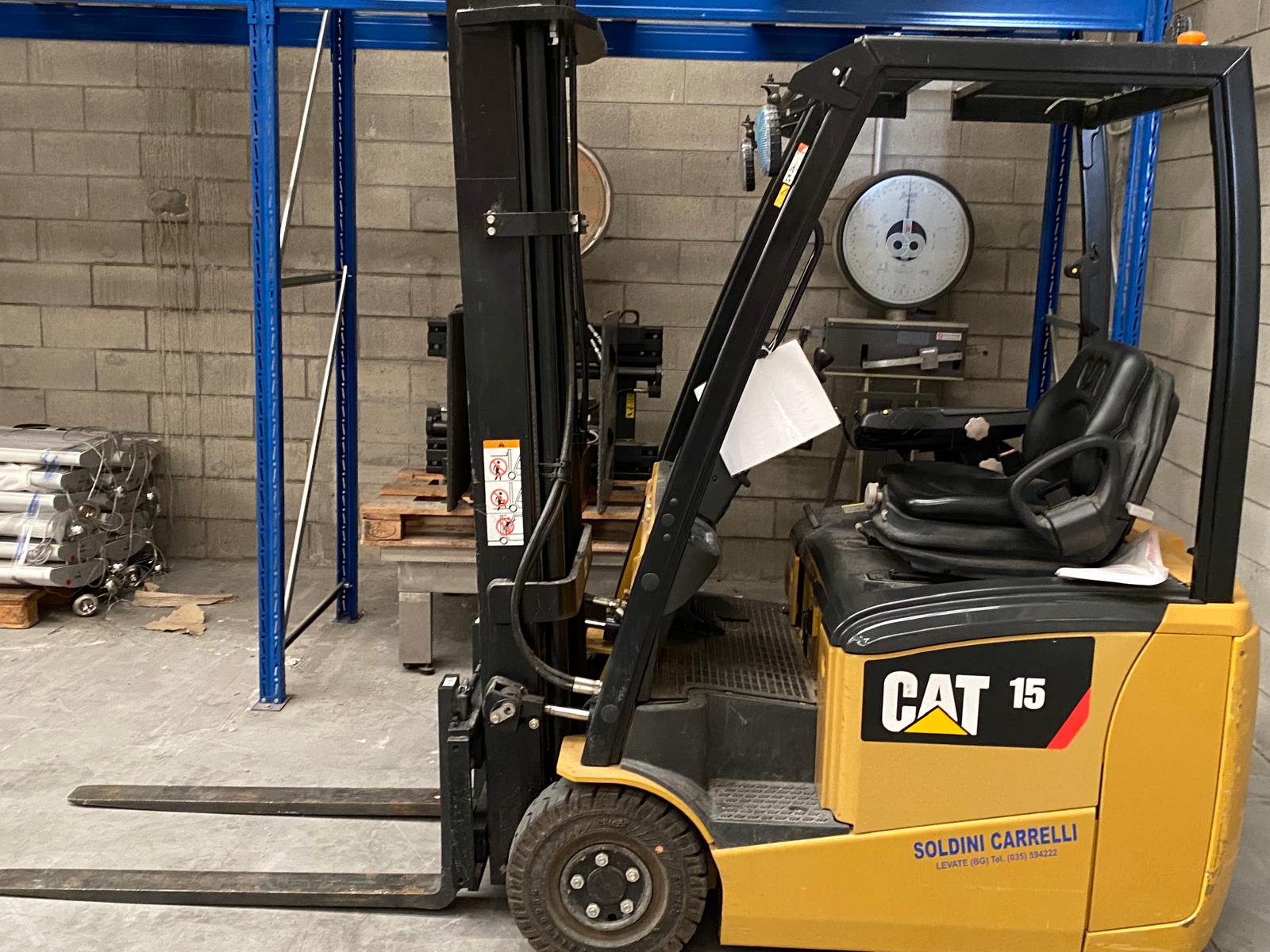 CARRELLO ELEVATORE CATERPILLAR E CARICA BATTERIE in vendita - foto 1