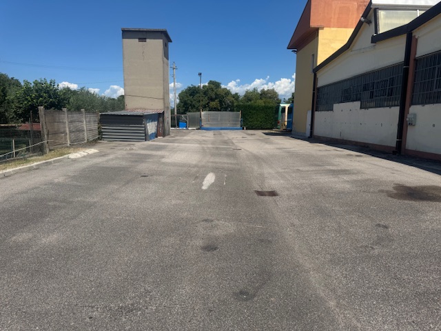 Esercizi commerciali in vendita