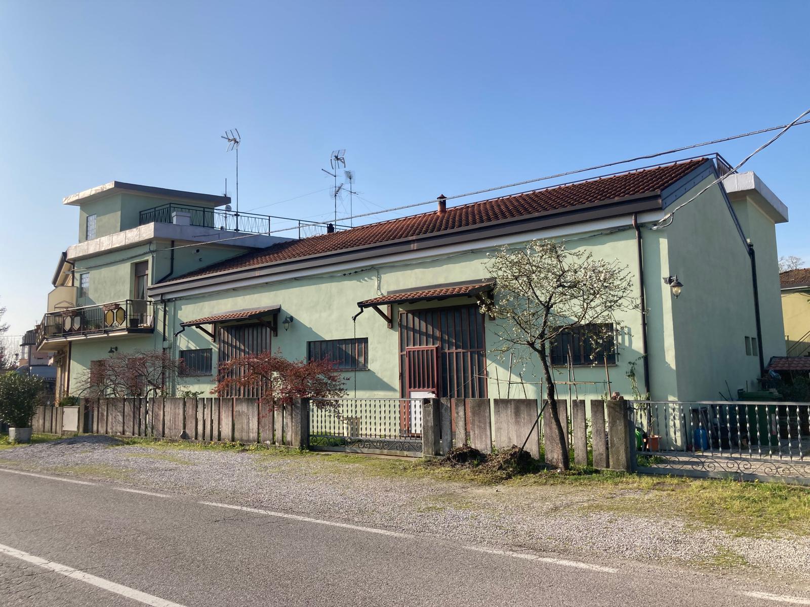 Capannoni artigianali in vendita