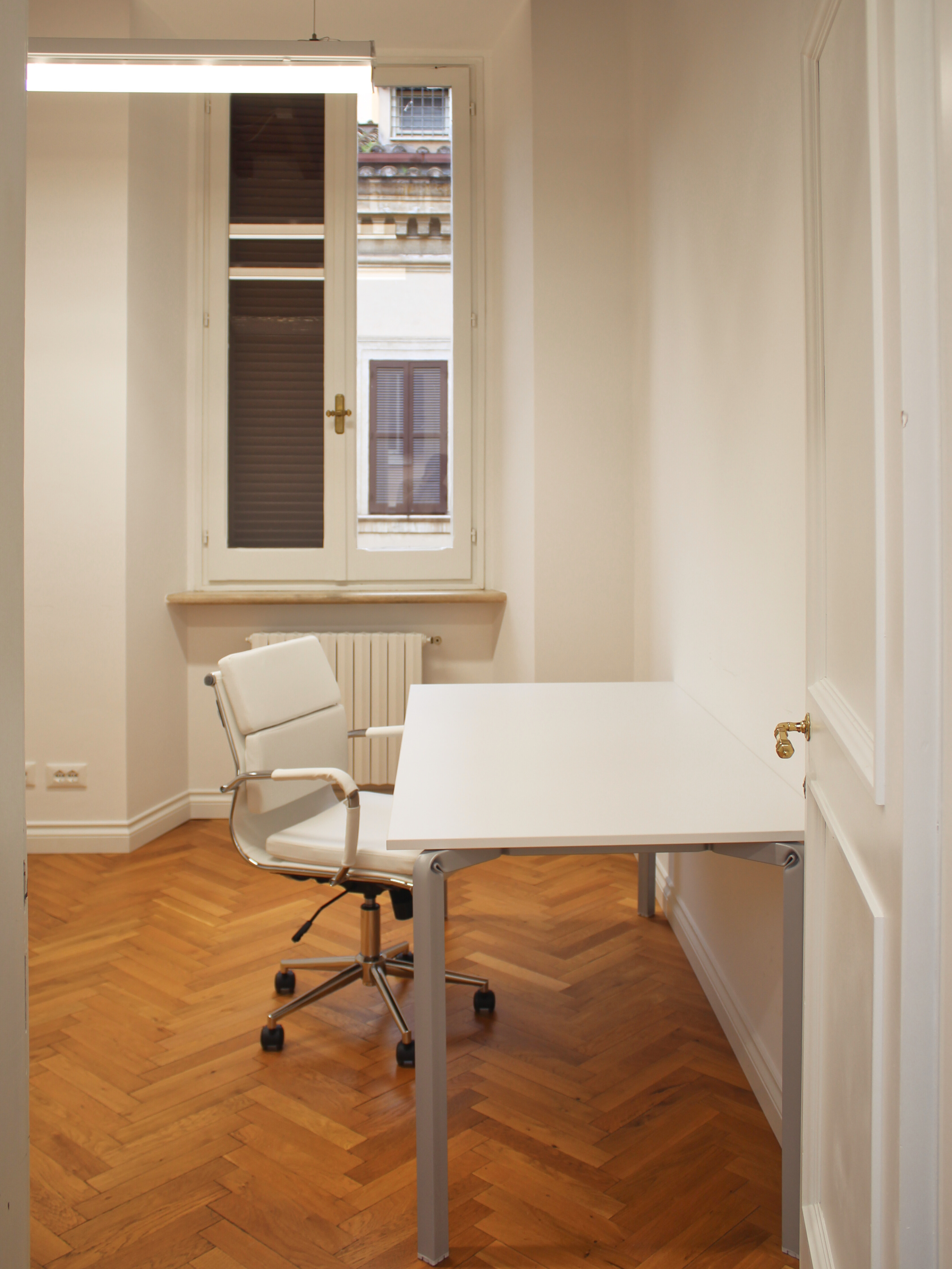 Lotto di 38 Sedie in Pelle bianca in vendita - foto 3