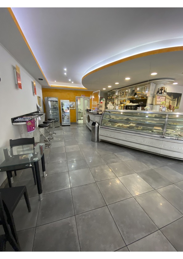 Attrezzatura e arredamento completo per Bar Pasticceria in vendita - foto 3
