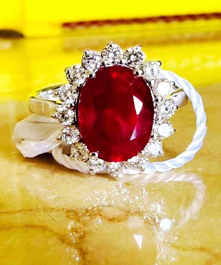 ANELLO IN ORO BIANCO 18k RUBINO E DIAMANTI TOT. CT 4.72 in vendita - foto 1