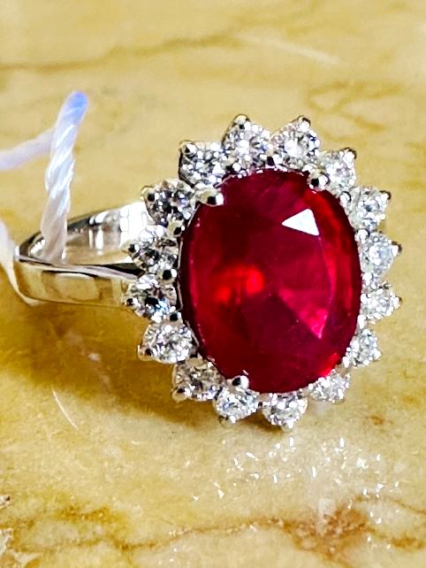 ANELLO IN ORO BIANCO 18k RUBINO E DIAMANTI TOT. CT 4.72 in vendita - foto 2