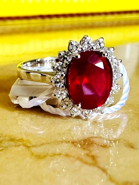 ANELLO IN ORO BIANCO 18k RUBINO E DIAMANTI TOT. CT 4.72 in vendita - foto 3