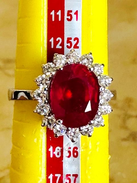 ANELLO IN ORO BIANCO 18k RUBINO E DIAMANTI TOT. CT 4.72 in vendita - foto 5