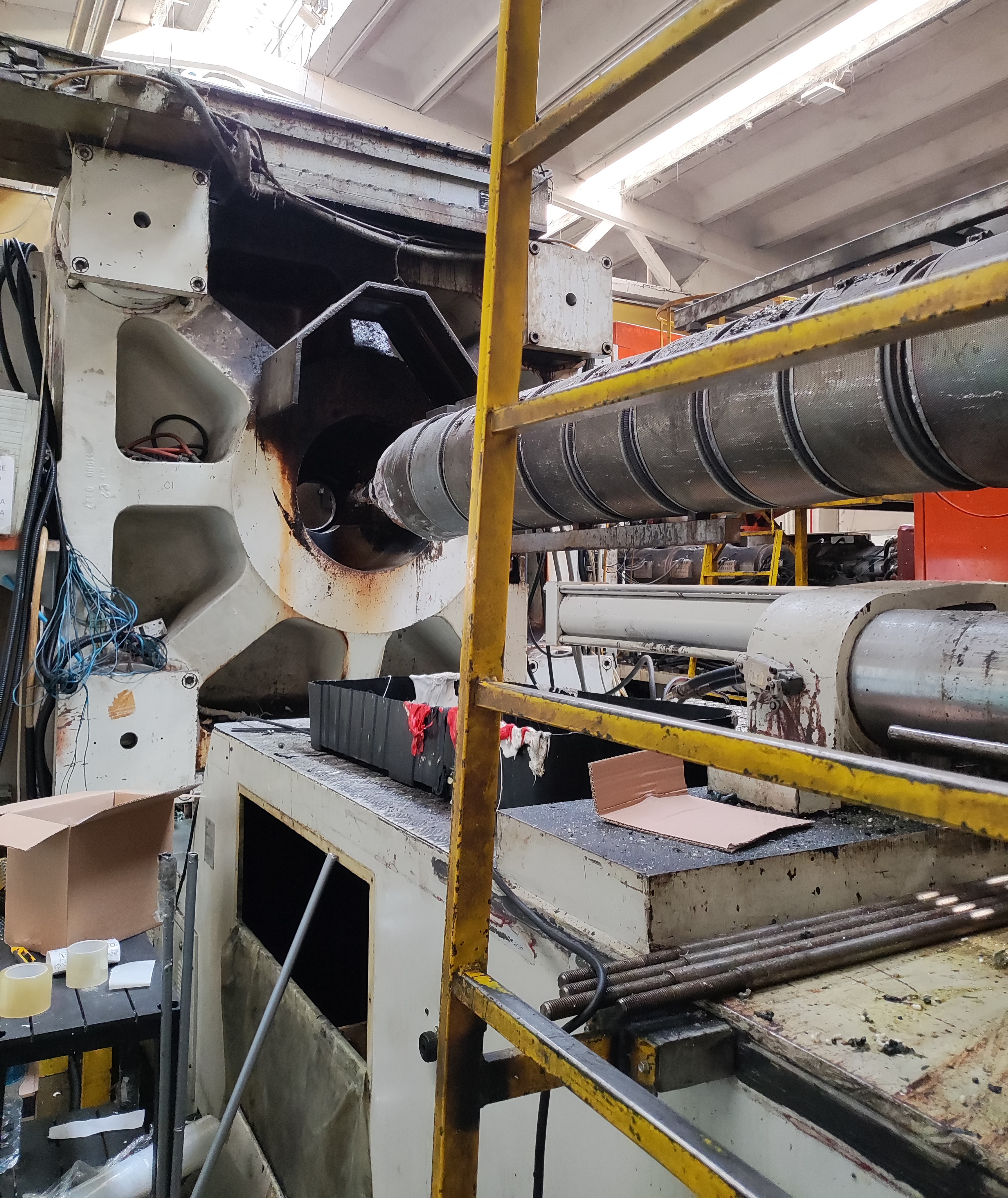 Plastic injection press MIR 2.350Ton + ROBOT  in vendita - foto 1