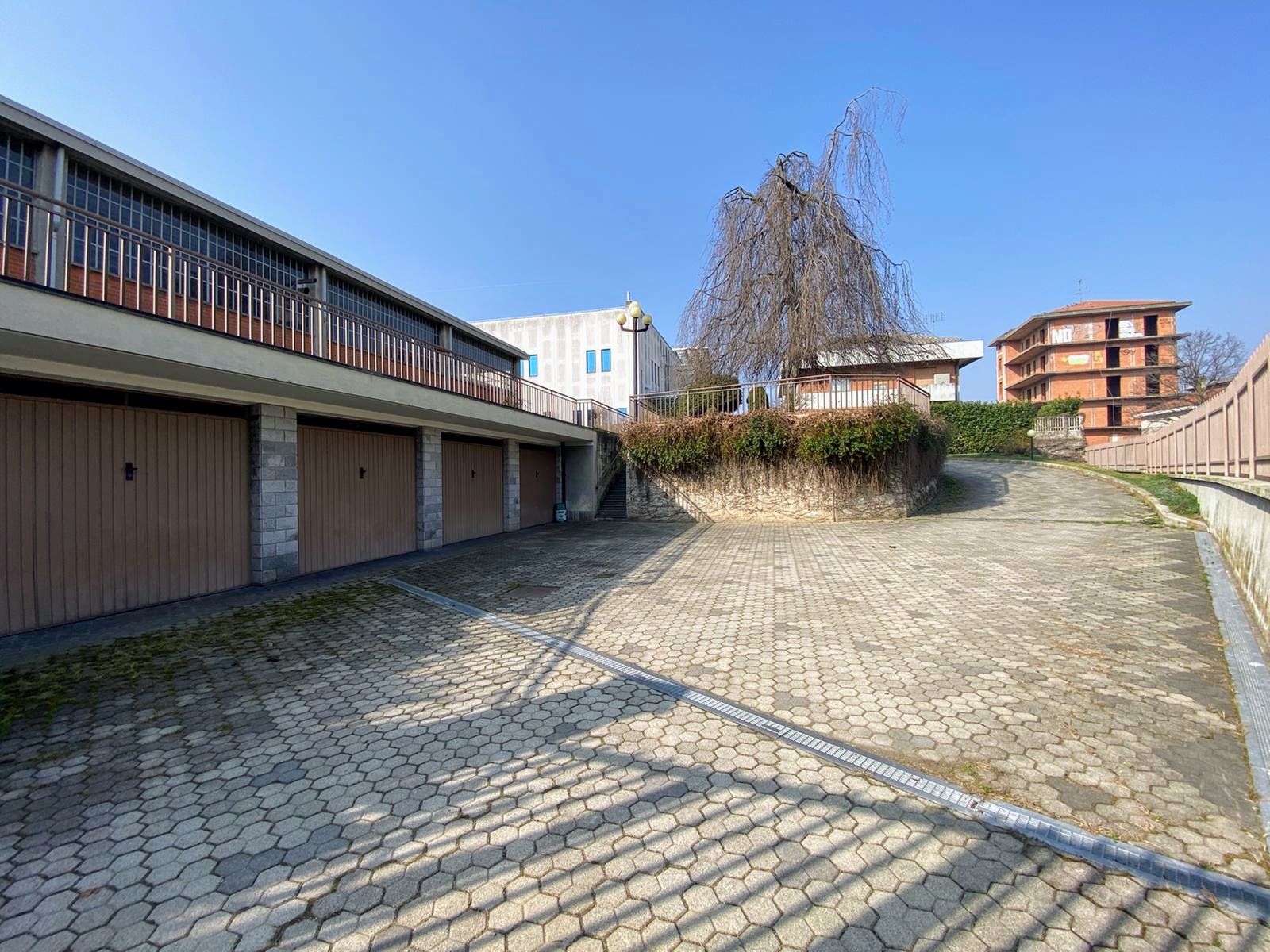 Capannone Industriale + Villa Tri-famigliare in vendita - foto 4