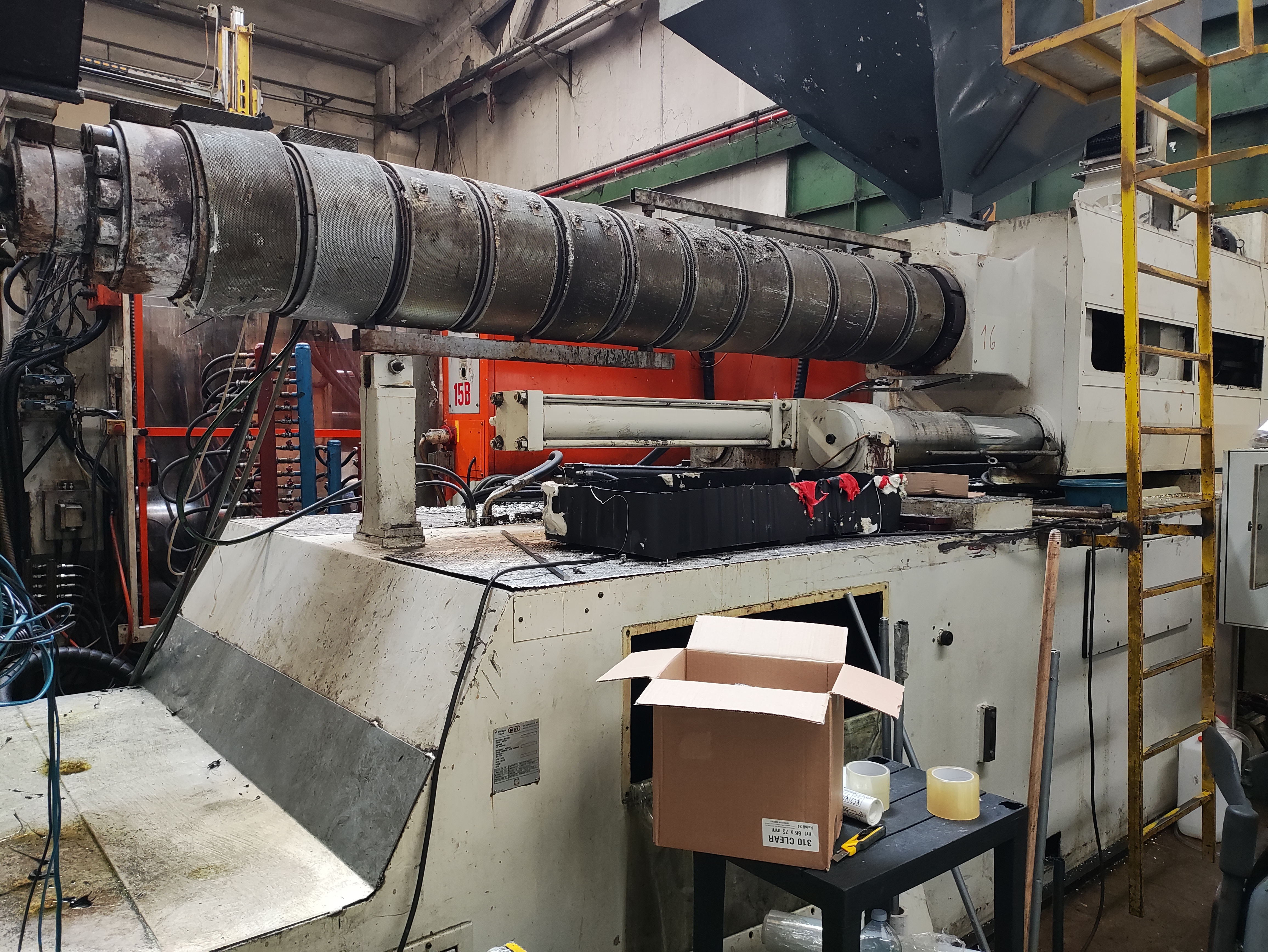Plastic injection press MIR 2.350Ton + ROBOT  in vendita - foto 2