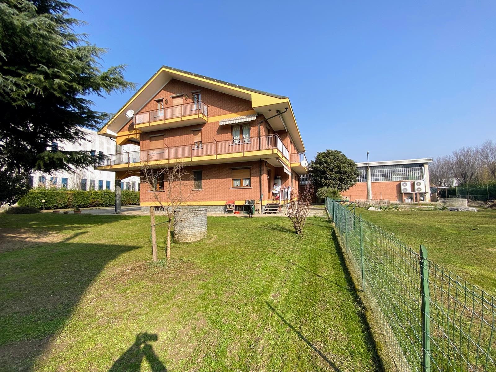 Capannone Industriale + Villa Tri-famigliare in vendita - foto 2
