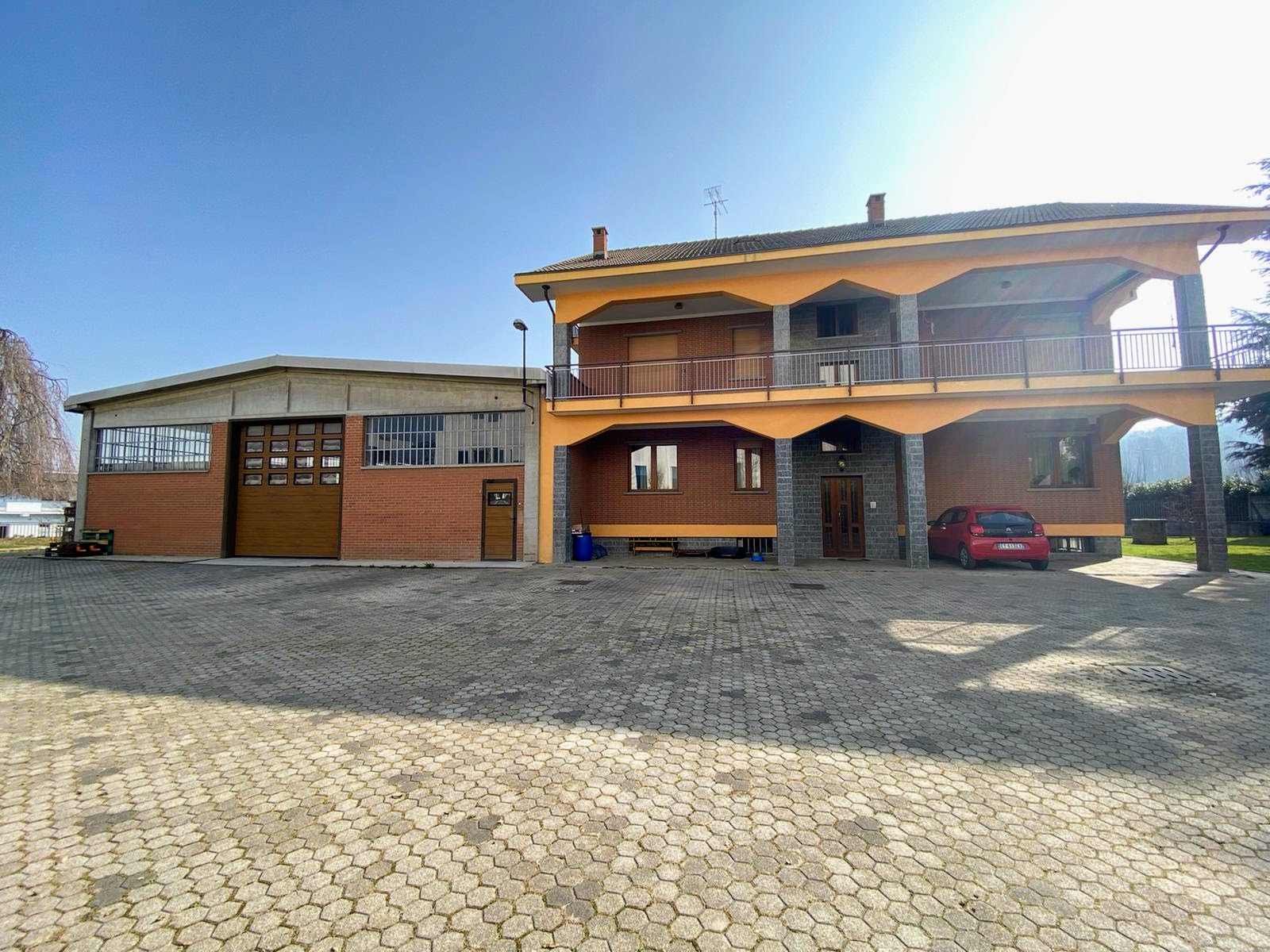 Capannone Industriale + Villa Tri-famigliare in vendita - foto 1