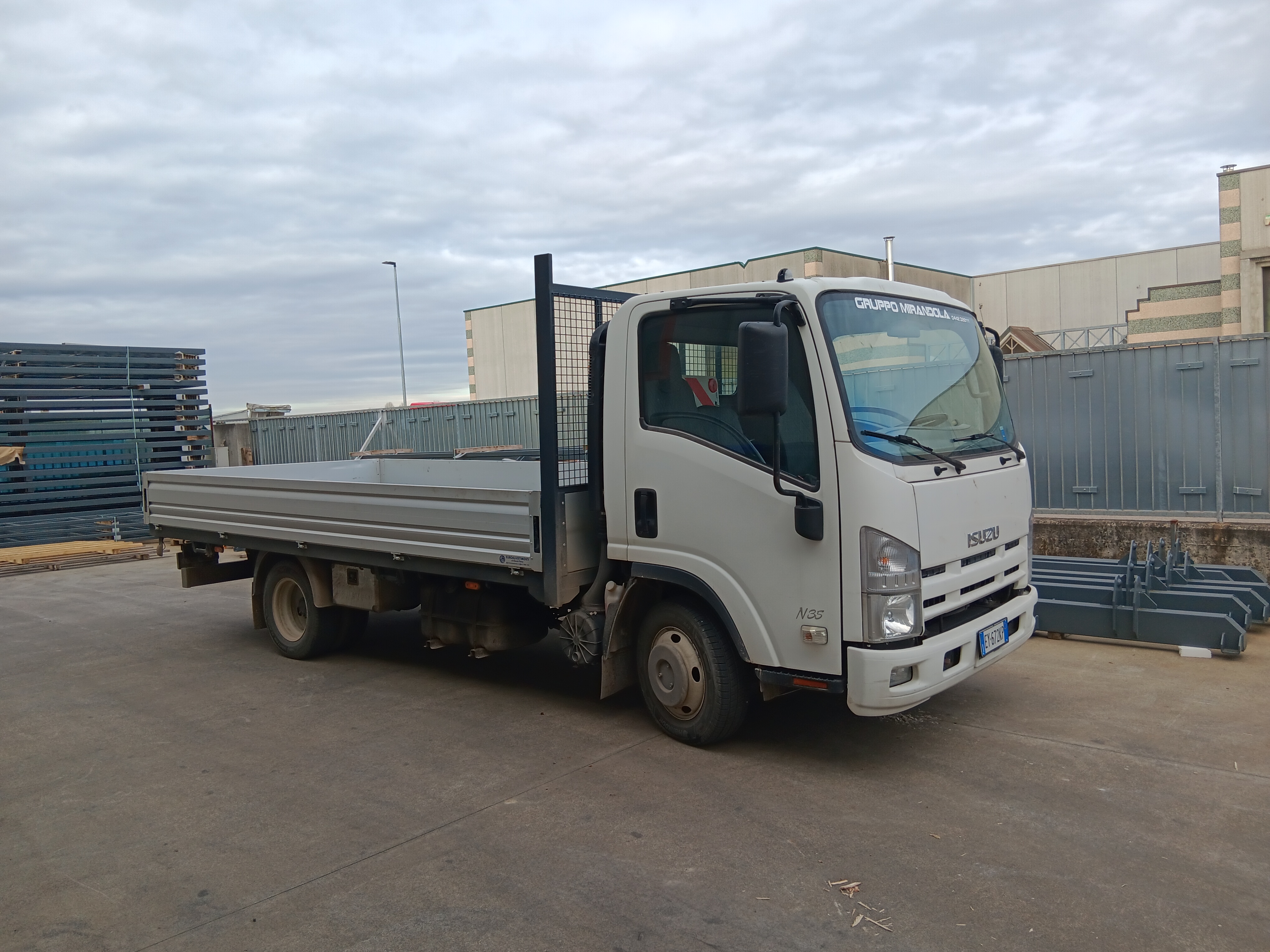 AUTOCARRO ISUZU PATENTE B in vendita - foto 1